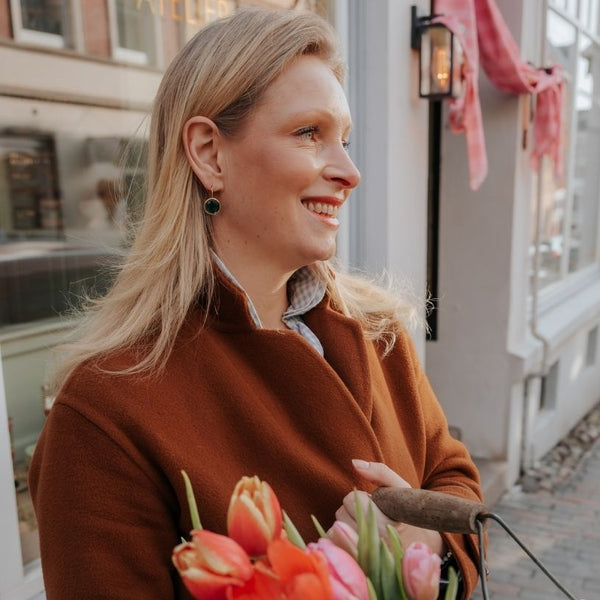 Vergoldete Ohrhänger mit rundem funkelnden Kristall in Dunkelgrün von Janne v. d. Heide