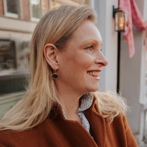 Vergoldete Ohrhänger mit rundem funkelnden Kristall in Dunkelgrün von Janne v. d. Heide