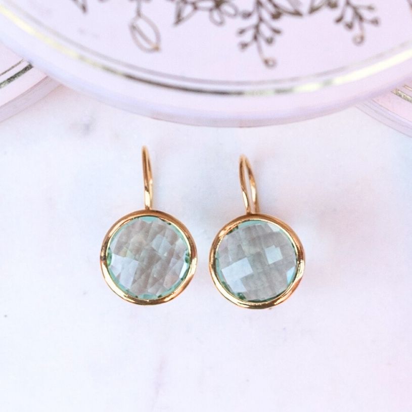 Vergoldete Ohrhänger mit rundem funkelnden Kristall in Lindgrün von Janne v. d. Heide