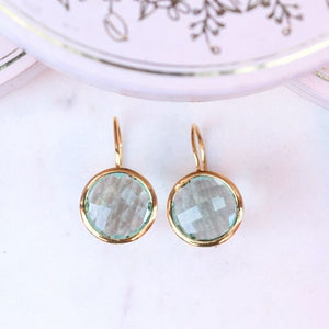 Vergoldete Ohrhänger mit rundem funkelnden Kristall in Lindgrün von Janne v. d. Heide