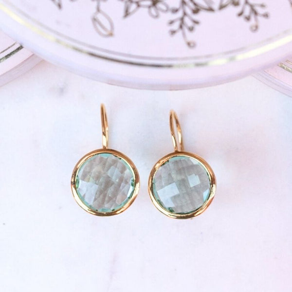 Vergoldete Ohrhänger mit rundem funkelnden Kristall in Lindgrün von Janne v. d. Heide