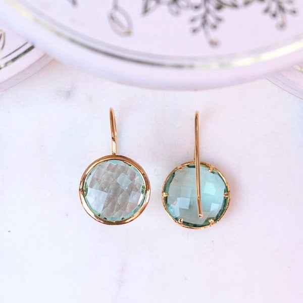 Vergoldete Ohrhänger mit rundem funkelnden Kristall in Lindgrün von Janne v. d. Heide