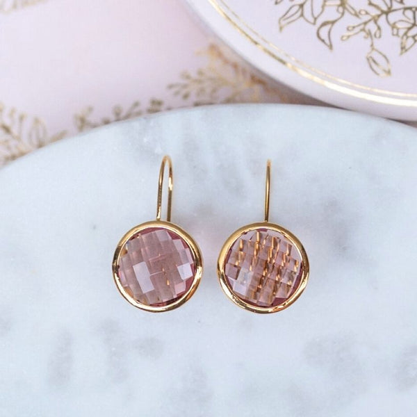 Vergoldete Ohrhänger mit rundem funkelnden Kristall in Pflaumenviolett