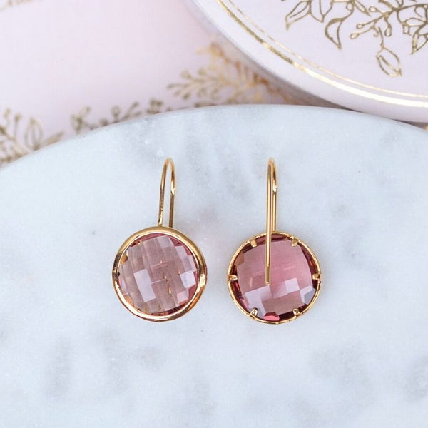 Vergoldete Ohrhänger mit rundem funkelnden Kristall in Pflaumenviolett