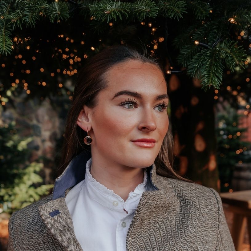 Vergoldete Ohrhänger mit rundem funkelnden Kristall in Pflaumenviolett