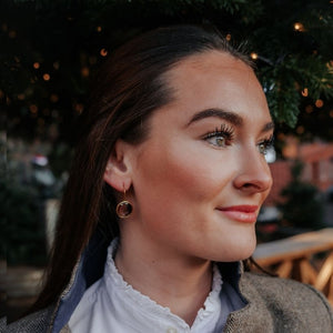 Vergoldete Ohrhänger mit rundem funkelnden Kristall in Pflaumenviolett