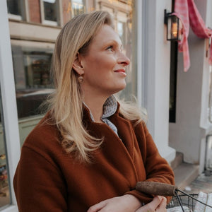 Vergoldete Ohrhänger mit rundem funkelnden Kristall in Rosa von Janne v. d. Heide