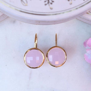 Vergoldete Ohrhänger mit rundem funkelnden Kristall in Zartrosa von Janne v. d. Heide