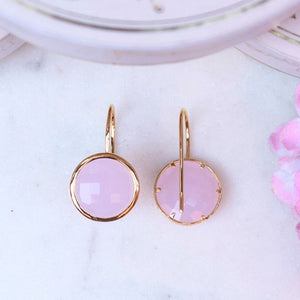 Vergoldete Ohrhänger mit rundem funkelnden Kristall in Zartrosa von Janne v. d. Heide