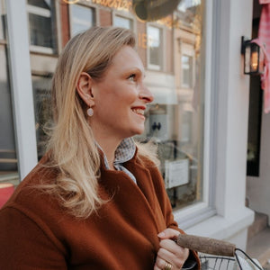 Vergoldete Ohrhänger mit rundem funkelnden Kristall in Zartrosa von Janne v. d. Heide