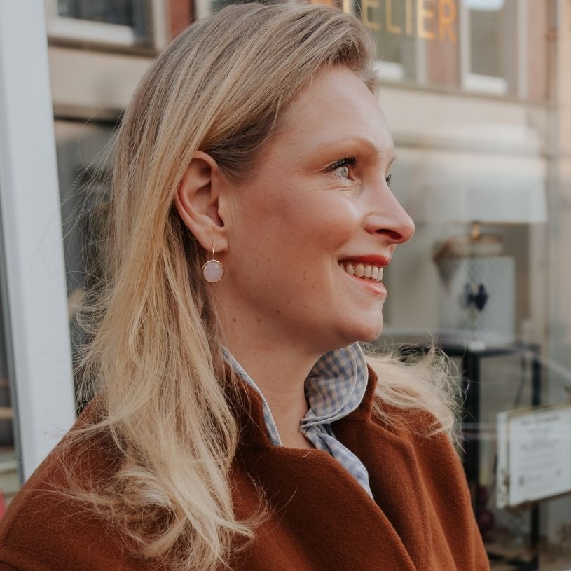 Vergoldete Ohrhänger mit rundem funkelnden Kristall in Zartrosa von Janne v. d. Heide