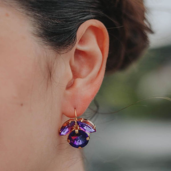 Funkelnde Ohrhänger mit Glas-Kristallen in violett-magenta schimmerndem Dunkelblau
