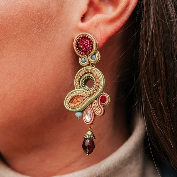 Raffinierte Soutache-Ohrringe in Pastellfarben