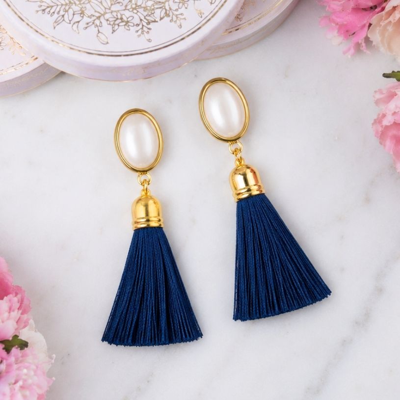 Ohrstecker in Perlmuttoptik mit marineblauer Quaste von AmuseToi