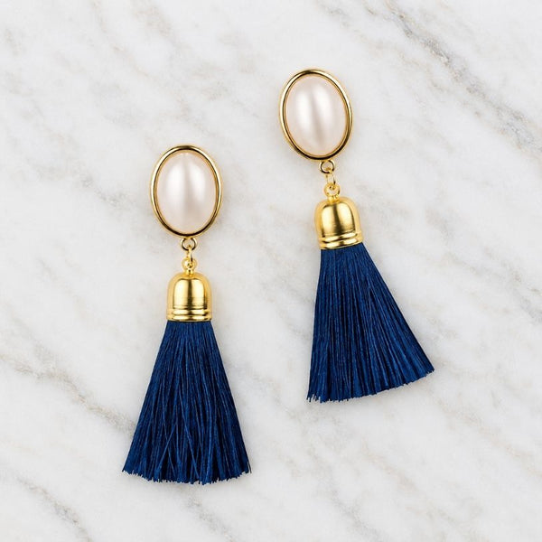 Ohrstecker in Perlmuttoptik mit marineblauer Quaste von AmuseToi