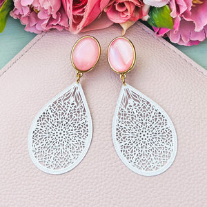 Statement Ohrringe als Ohrstecker in Rosa mit zart geprägtem Tropfen in Weiß von AmuseToi