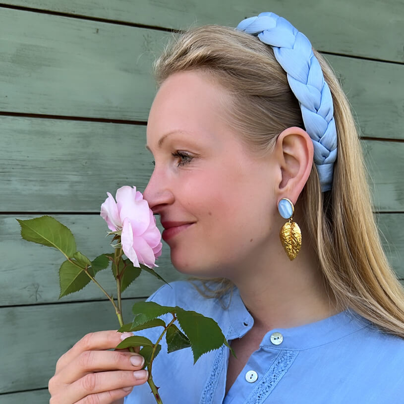 Hellblauer Ohrstecker mit großem goldenem Blatt von AmuseToi