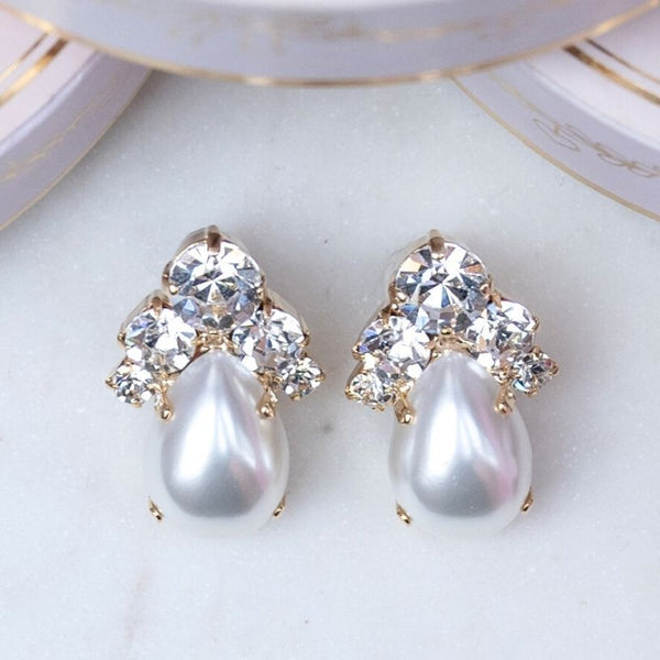 Glitzernde Ohrstecker aus Glas-Kristallen mit Fauxperle