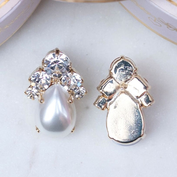 Glitzernde Ohrstecker aus Glas-Kristallen mit Fauxperle