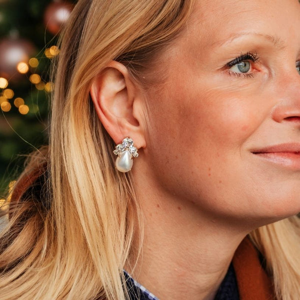 Glitzernde Ohrstecker aus Glas-Kristallen mit Fauxperle