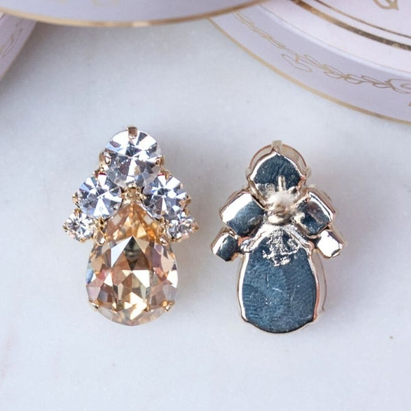 Glitzernde Ohrstecker aus Glas-Kristallen in Champagner