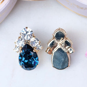 Glitzernde Ohrstecker aus Glas-Kristallen in Dunkelblau