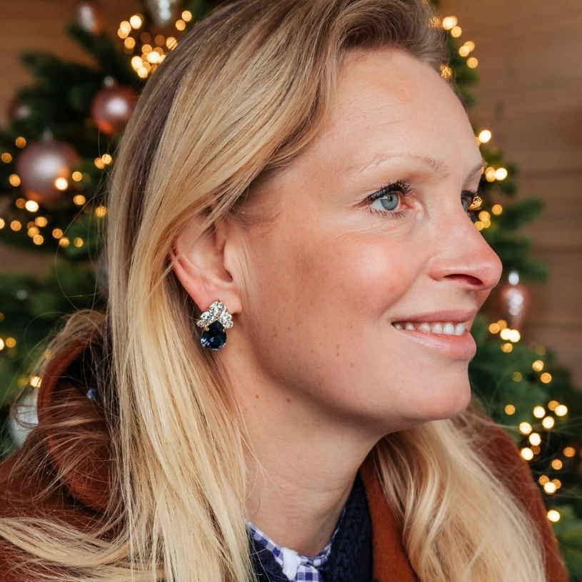 Glitzernde Ohrstecker aus Glas-Kristallen in Dunkelblau