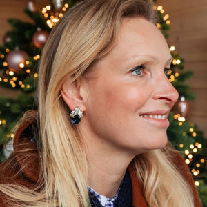 Glitzernde Ohrstecker aus Glas-Kristallen in Dunkelblau