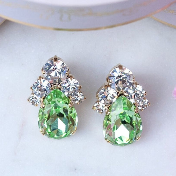 Glitzernde Ohrstecker aus Glas-Kristallen in Lindgrün