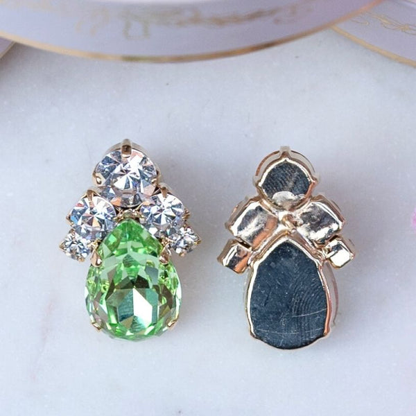 Glitzernde Ohrstecker aus Glas-Kristallen in Lindgrün