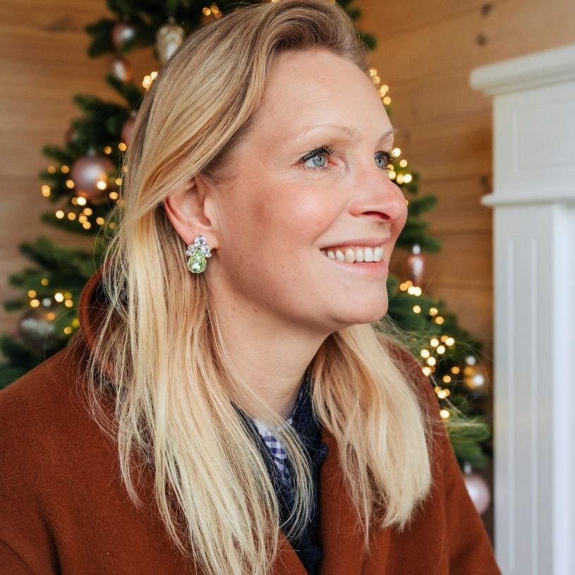 Glitzernde Ohrstecker aus Glas-Kristallen in Lindgrün