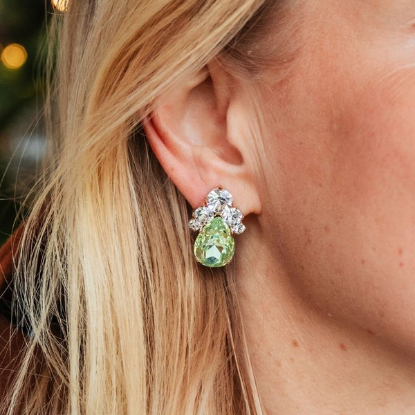 Glitzernde Ohrstecker aus Glas-Kristallen in Lindgrün