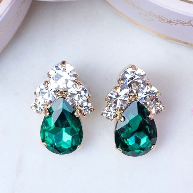 Glitzernde Ohrstecker aus Glas-Kristallen in Dunkelgrün