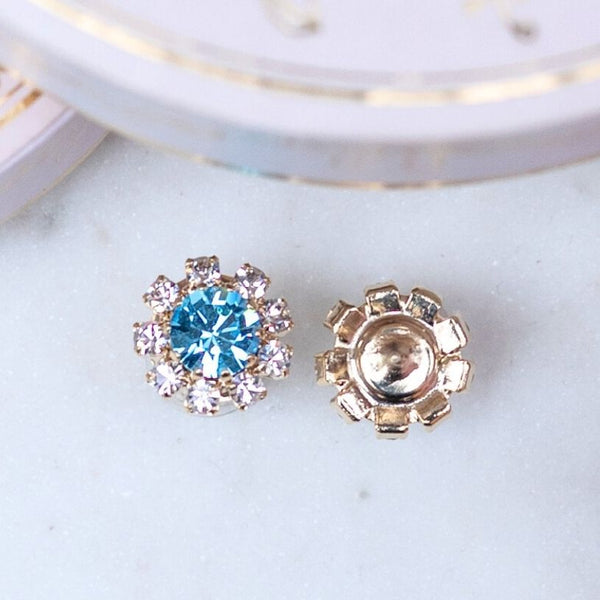 Runde Ohrstecker aus Glas-Kristallen in Hellblau