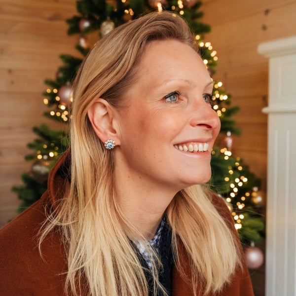 Runde Ohrstecker aus Glas-Kristallen in Hellblau