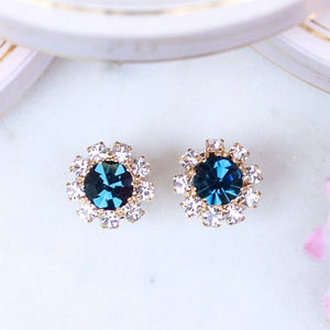 Runde Ohrstecker aus Glas-Kristallen in Dunkelblau