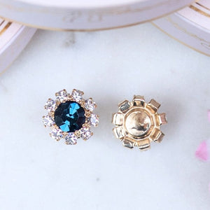 Runde Ohrstecker aus Glas-Kristallen in Dunkelblau