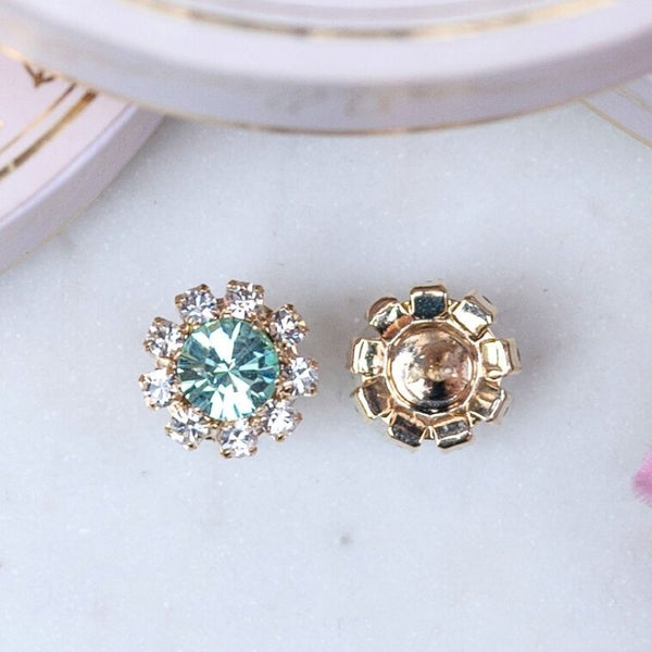 Runde Ohrstecker aus Glas-Kristallen in Lindgrün