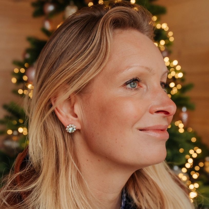 Runde Ohrstecker aus Glas-Kristallen in Lindgrün