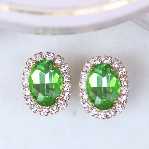 Ovale Ohrstecker aus Glas-Kristallen in Lindgrün