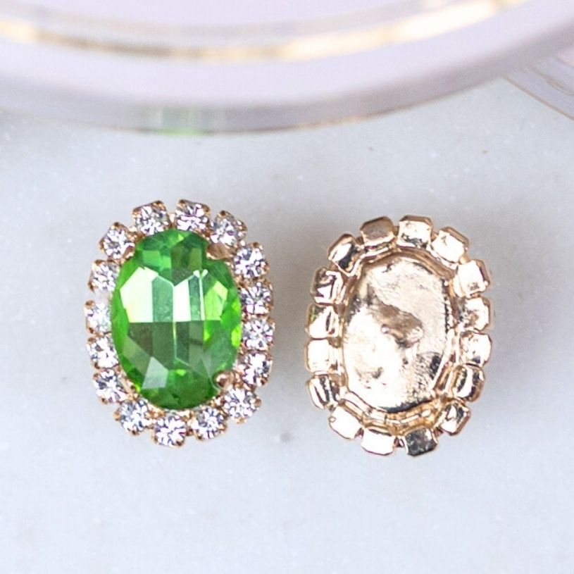 Ovale Ohrstecker aus Glas-Kristallen in Lindgrün