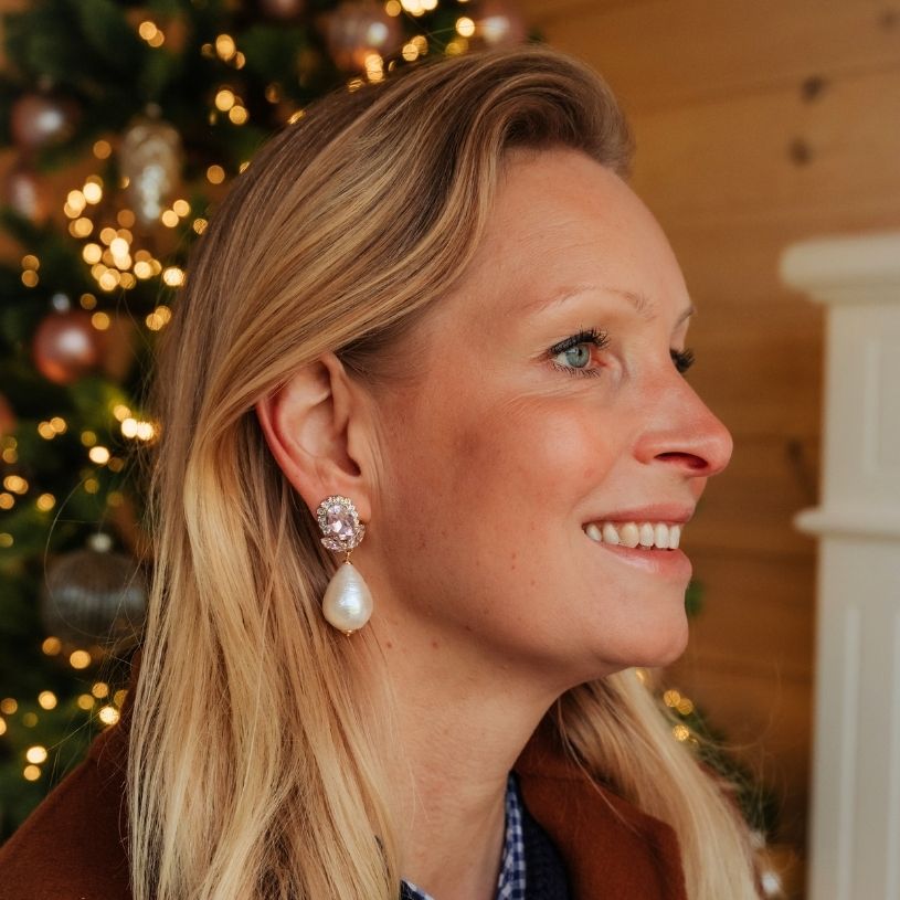 Rosafarbene Glas-Kristall-Ohrstecker mit Baumwolltropfen