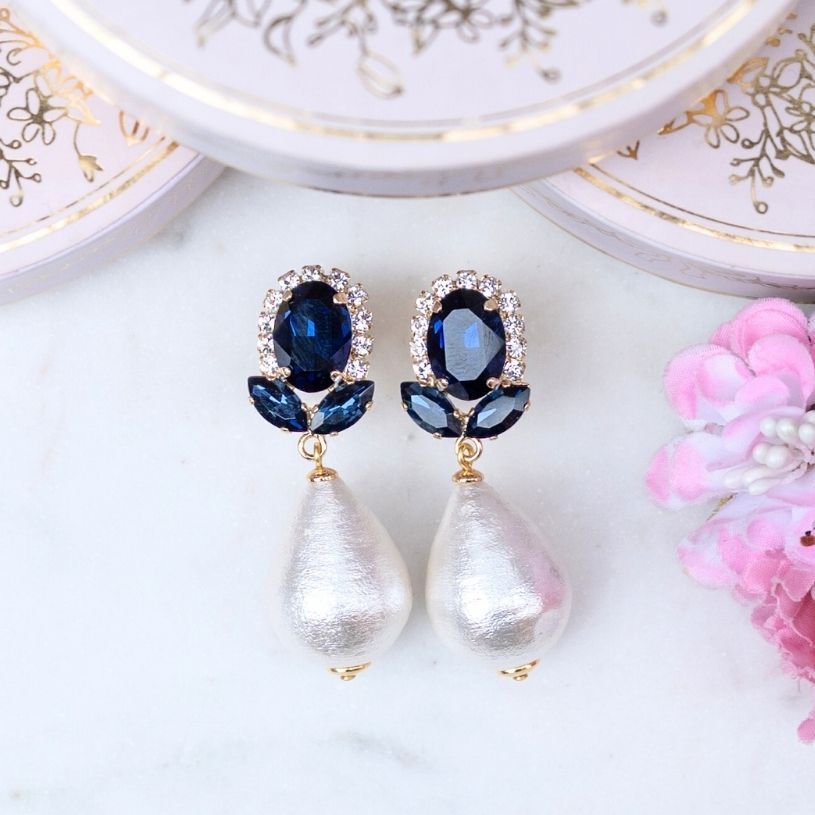 Dunkelblaue Glas-Kristall-Ohrstecker mit Baumwolltropfen