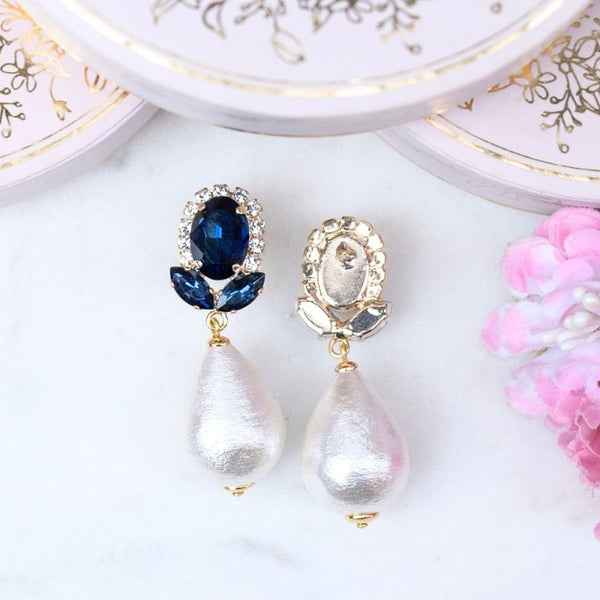 Dunkelblaue Glas-Kristall-Ohrstecker mit Baumwolltropfen