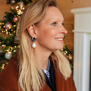 Dunkelblaue Glas-Kristall-Ohrstecker mit Baumwolltropfen