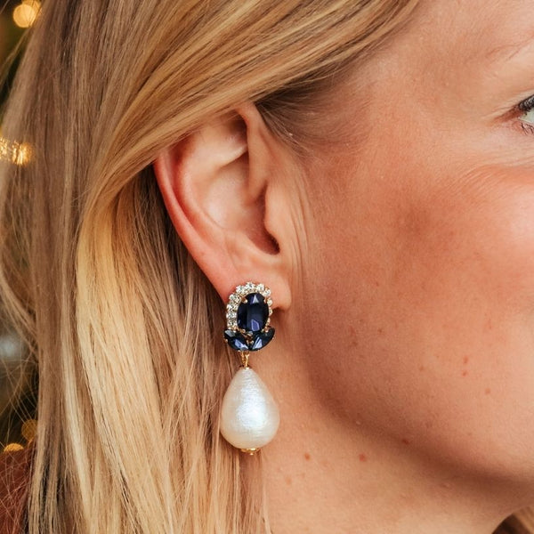 Dunkelblaue Glas-Kristall-Ohrstecker mit Baumwolltropfen