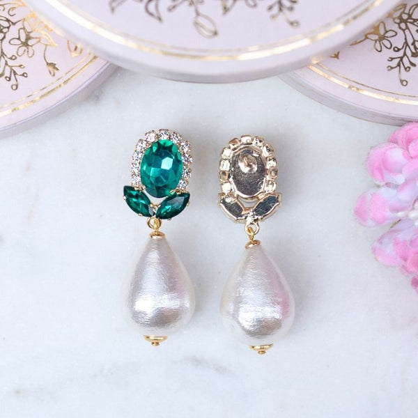 Dunkelgrüne Glas-Kristall-Ohrstecker mit Baumwolltropfen