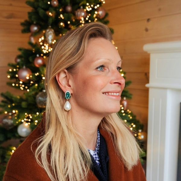 Dunkelgrüne Glas-Kristall-Ohrstecker mit Baumwolltropfen