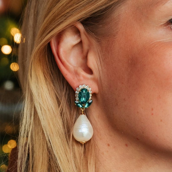 Dunkelgrüne Glas-Kristall-Ohrstecker mit Baumwolltropfen