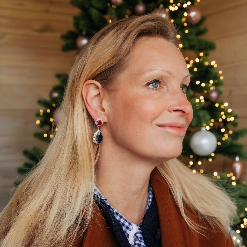 Pinke Glas-Kristall-Ohrstecker mit dunkelblauem Kristalltropfen